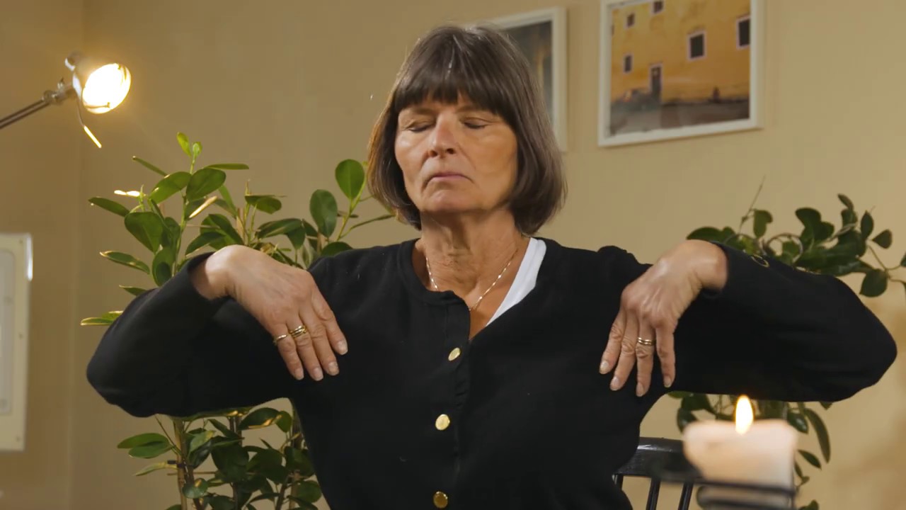 Yogarörelser och enkla andningsövningar i sittande position