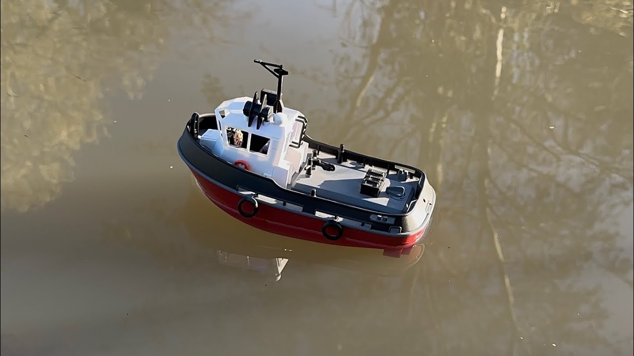 Heng Long tug boat on the river