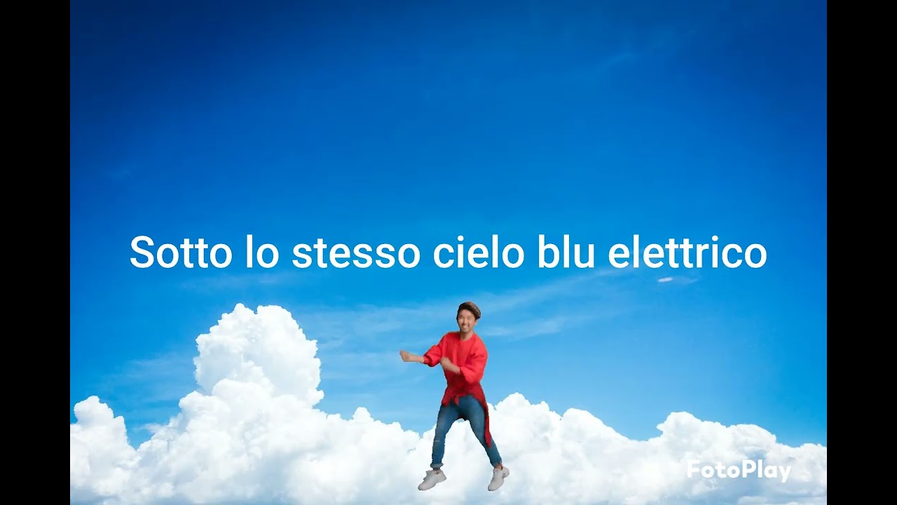 Sotto lo stesso cielo blu elettrico