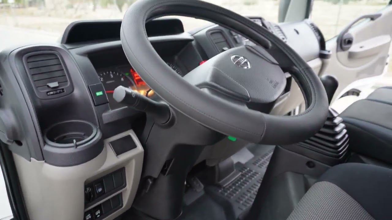 NISSAN NT400 35.13 CON BASCULANTE EN SERVEAL AUTOMOCION