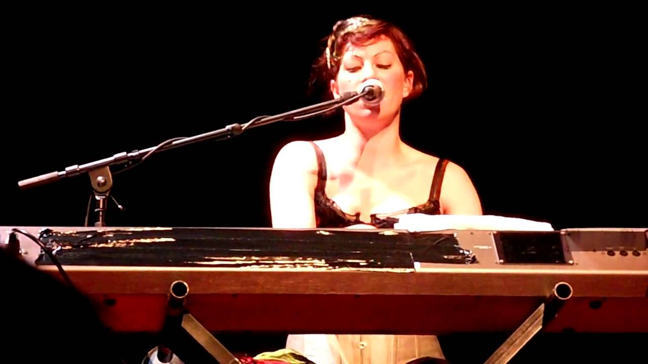 Amanda Palmer singing "tous les garçons et les filles" in Bordeaux