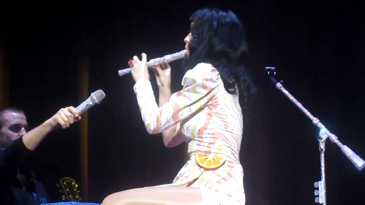 [HD] Original Katy Perry Fails at Playing Flute/Recorder Good Morning America Play Of The Day