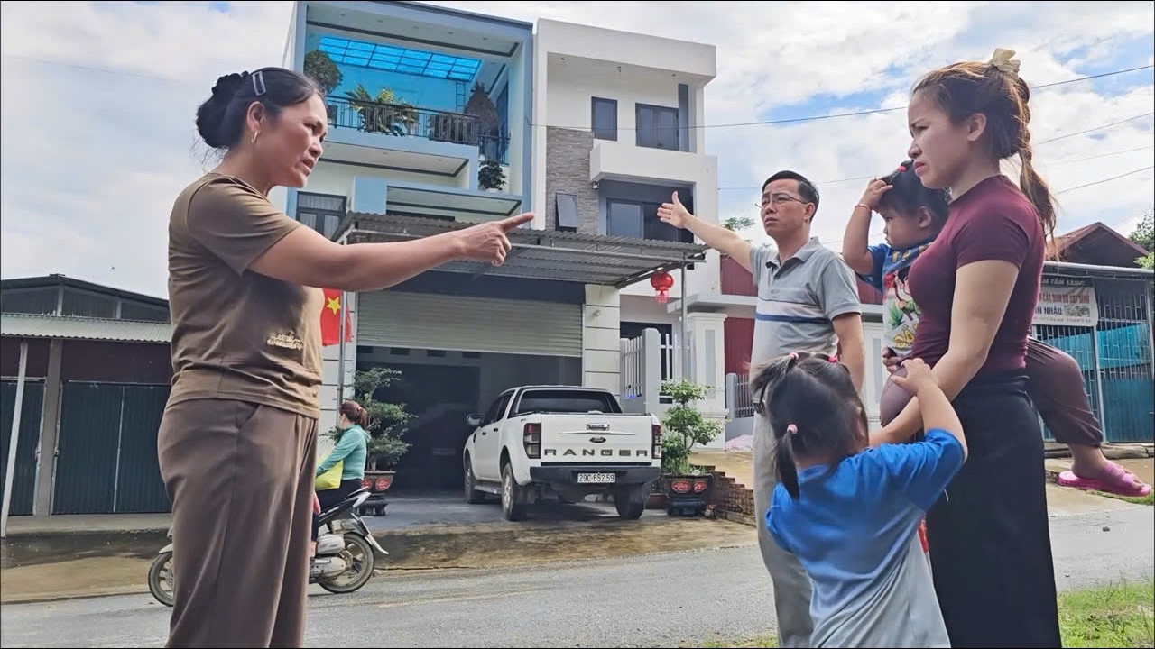 Dũng demanded that his mother divide the assets with Huệ, which angered her.