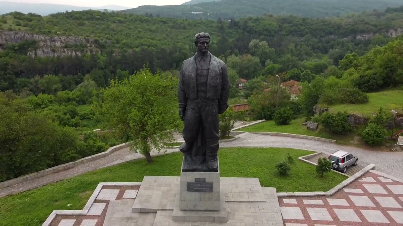 гр.Ловеч - общината, АИР Вароша и паметник на Васил Левски - заснемане с дрон в 4K, 60FPS