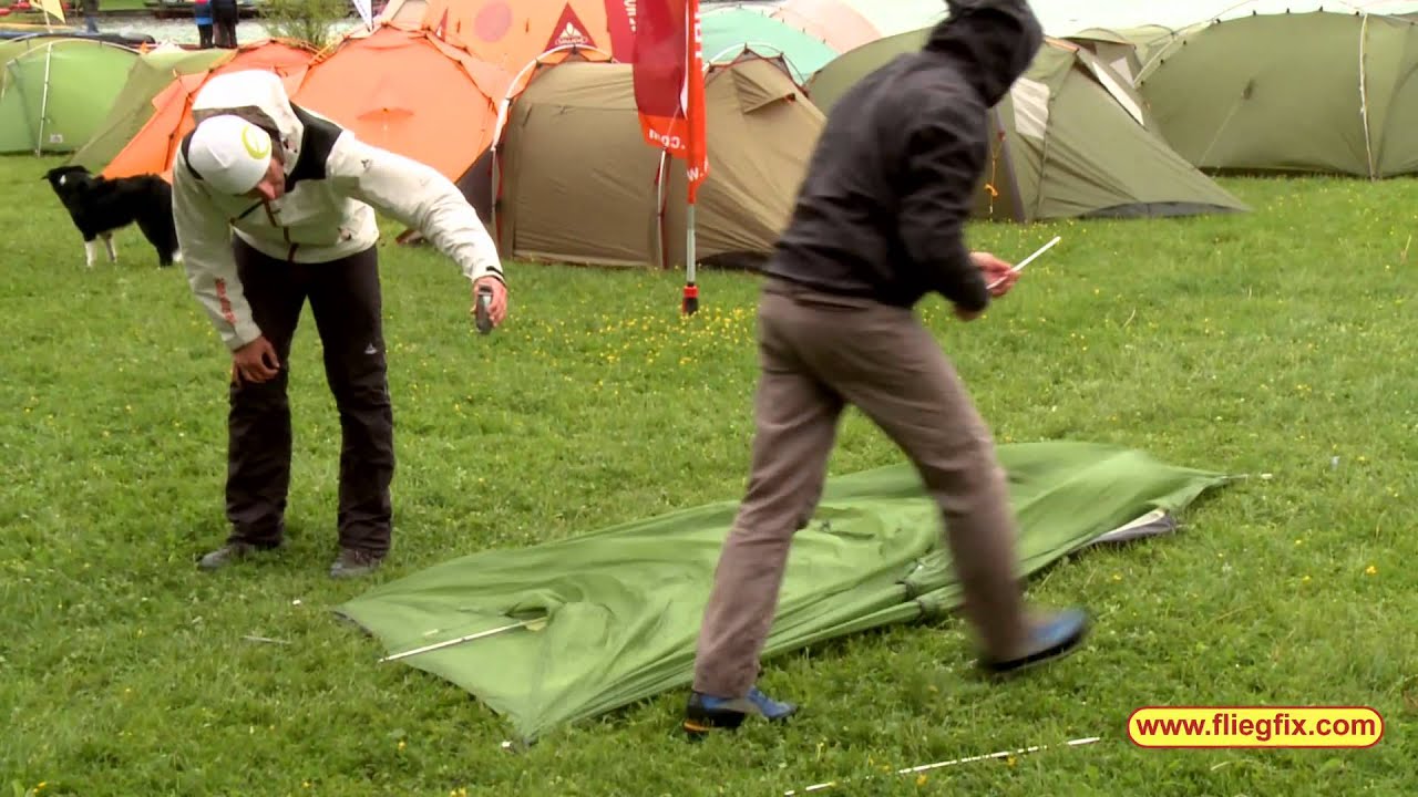 Zeltaufbau im Sturm - VauDe Power Lizard Ultralight auf der Fliegfix Outdoormesse