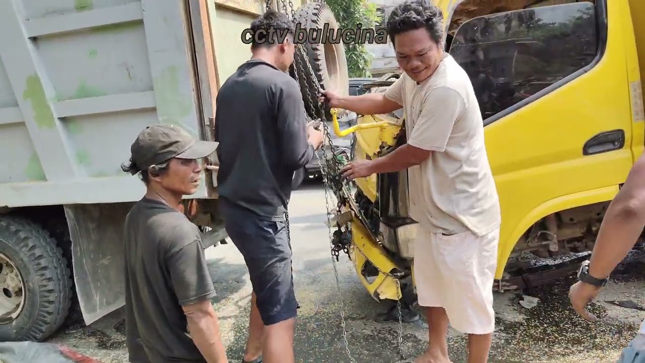 Evakuasi truk coldisel angkat padi di jalan paypass rantau Prapat 