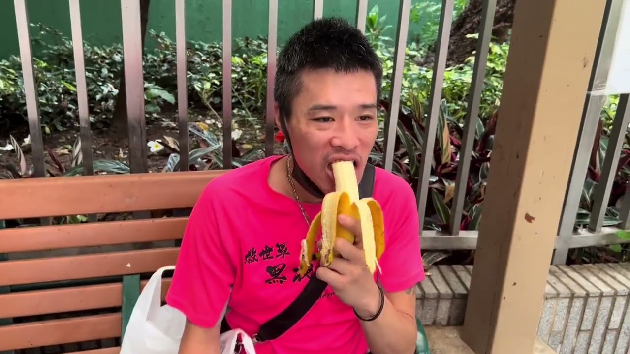 微笑在香港街市巧遇阿康，叙述女朋友离他而去其实心里挺难受