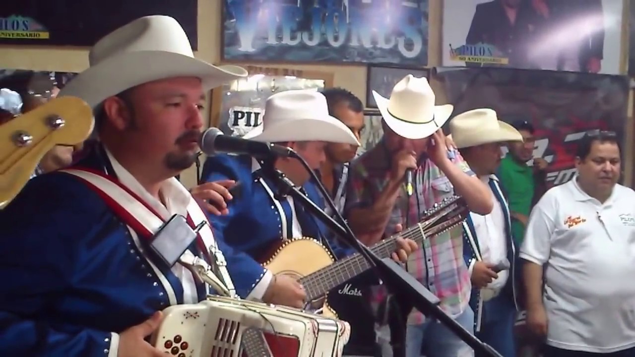Los Viejones de Linares - Lalo Mora Jr (En Vivo)