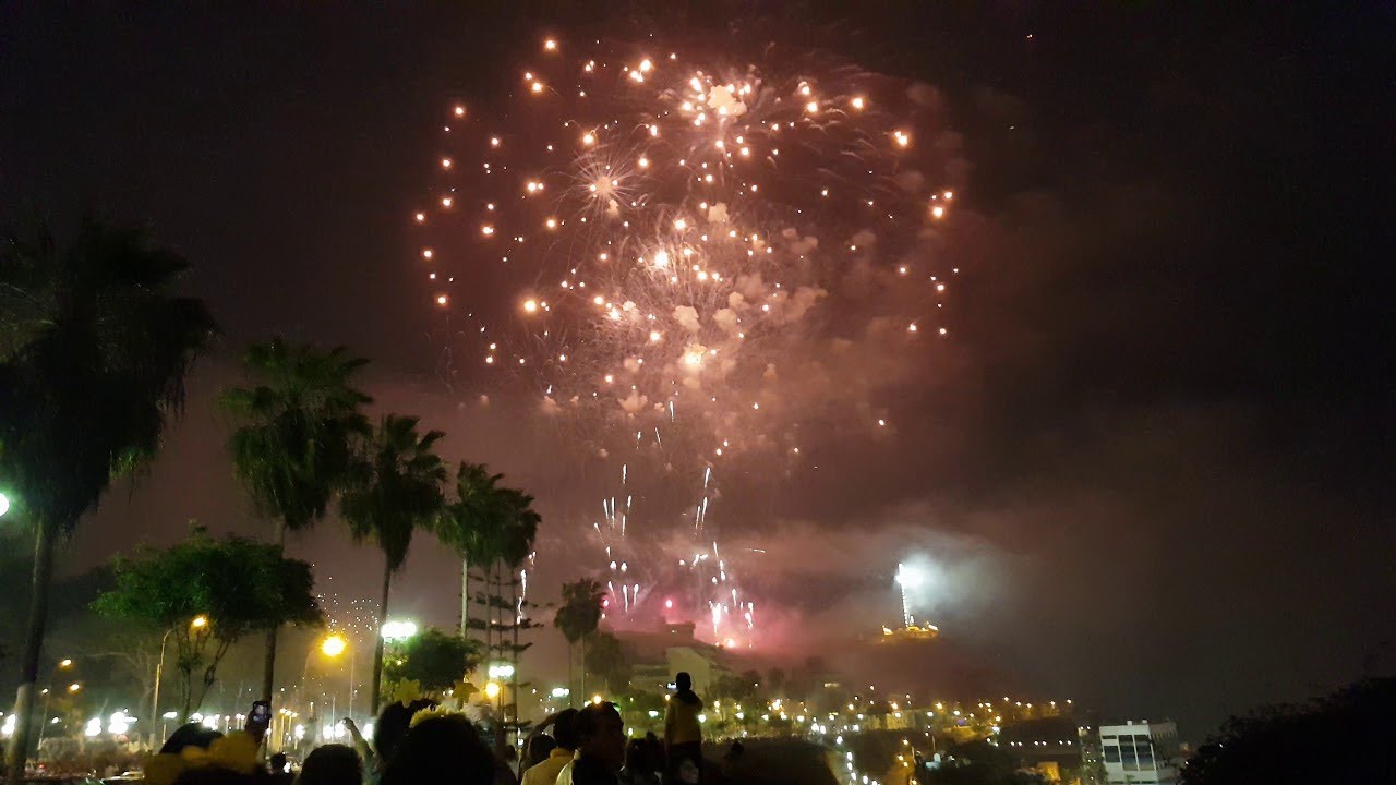 Año Nuevo 2025 desde Miraflores Lima Perú 🇵🇪: Así se vio en LarcoMar COHETES ARTIFICIALES FUEGOS