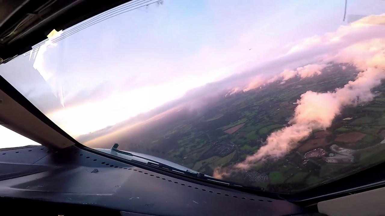PILOT CAM: Dusk departure from London Gatwick in the Boeing B757