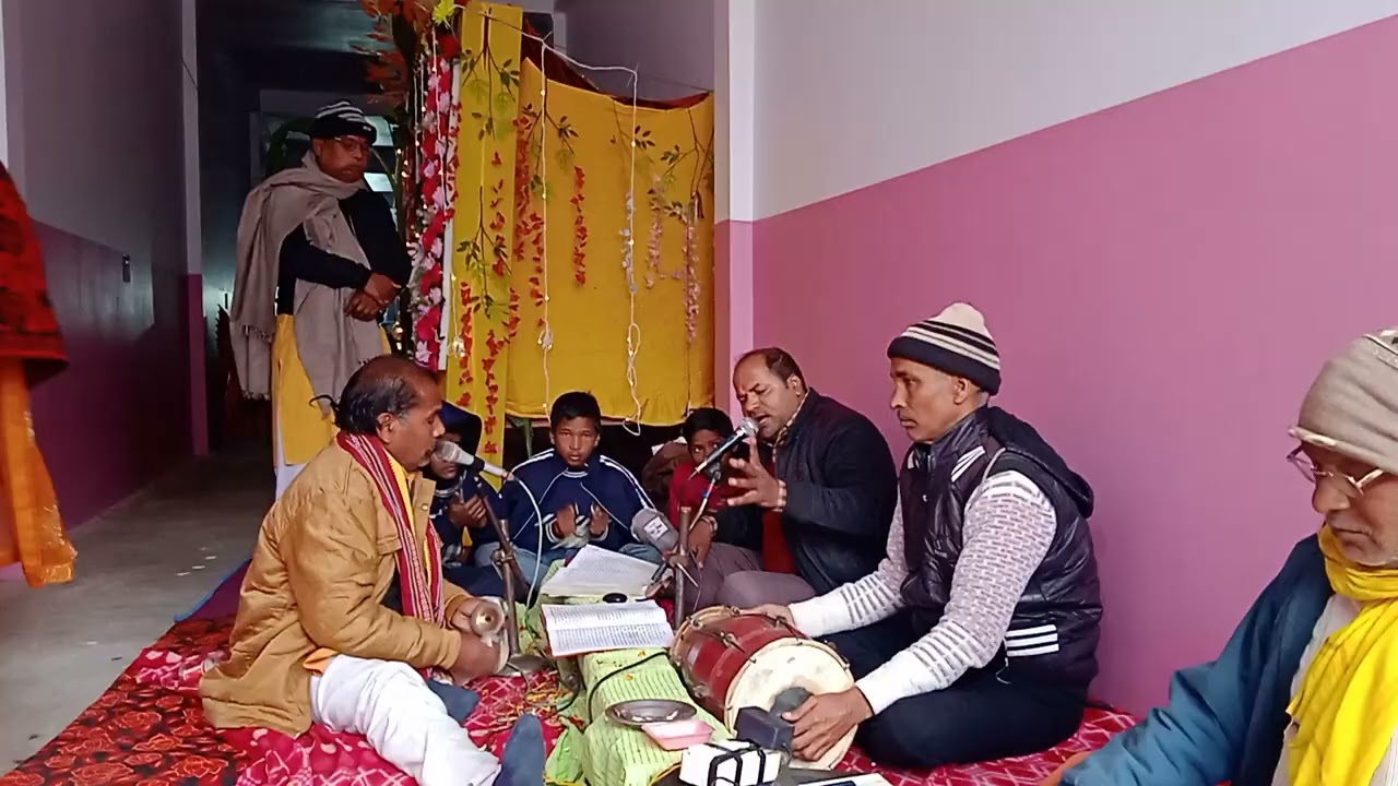सावन के झूलों ने मुझको बुलाया (तर्ज )पर मानस गायन।