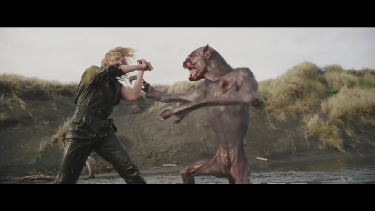 Chlo&euml; Grace Moretz Fights a Gremlin (Shadow in the Cloud)