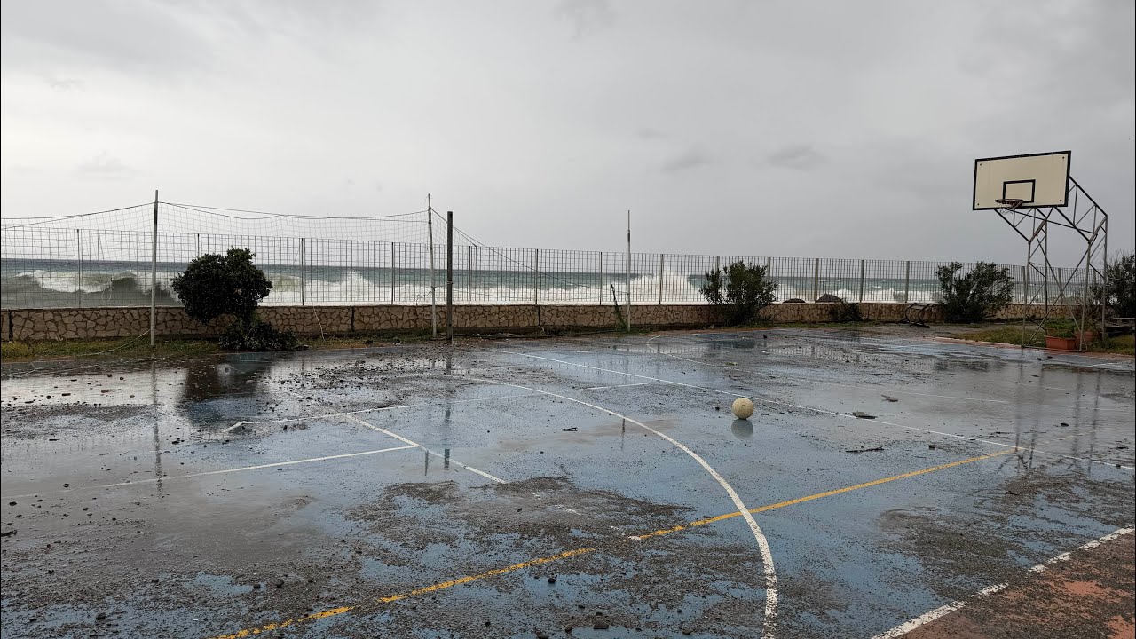 Ciclone Harry. Il mare invade il Circolo Umberto Fiore a Briga