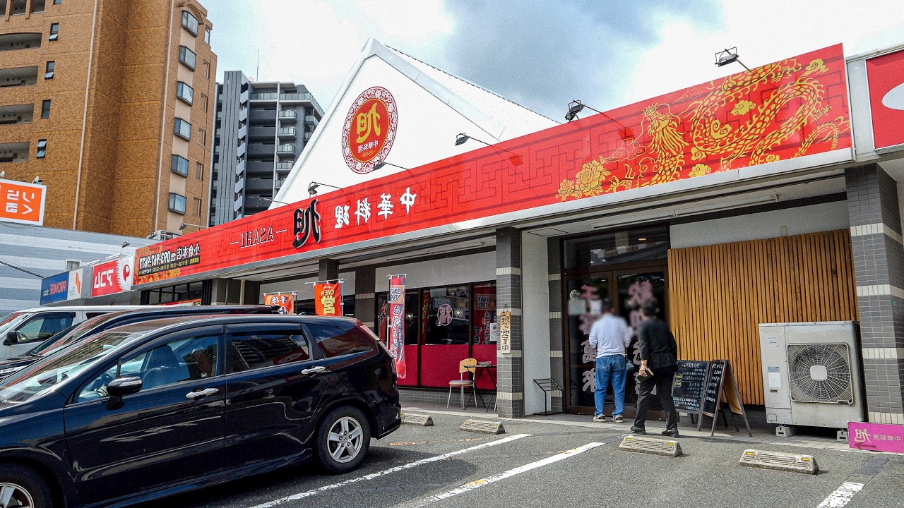 Many Japanese workers come to the cheap buffet prepared by a Chinese chef.