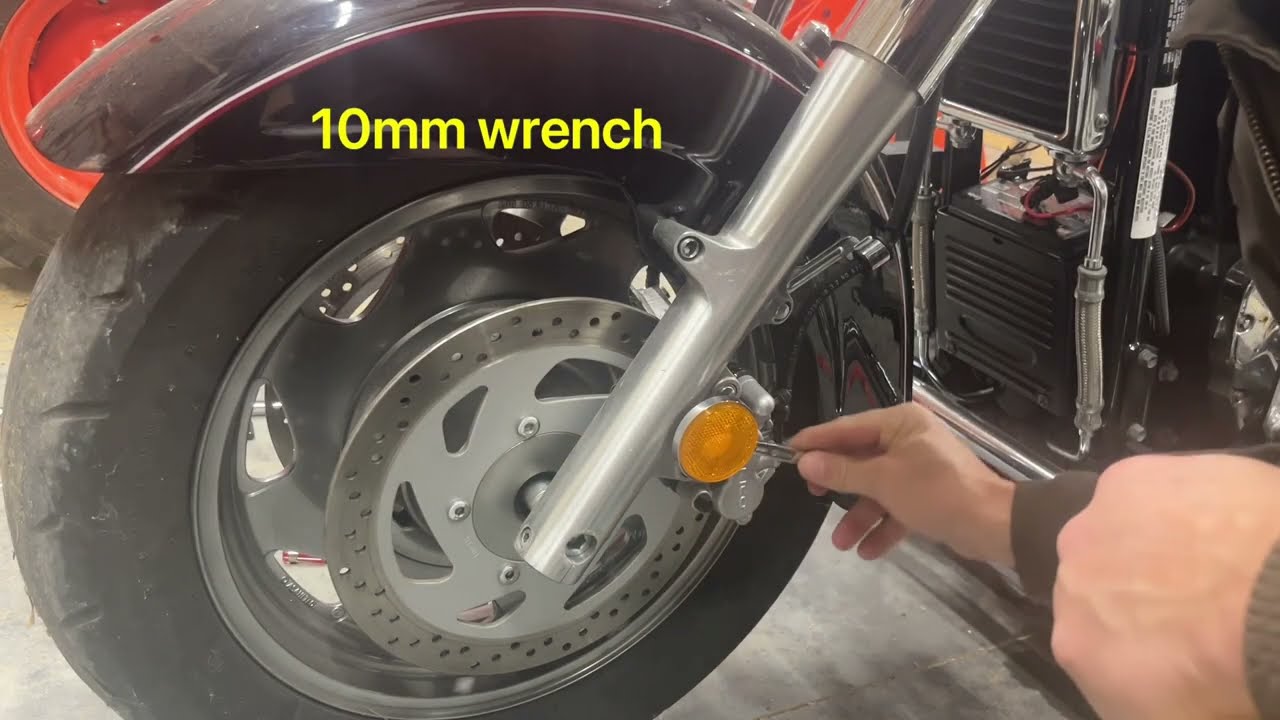 Снятие переднего и заднего колеса Suzuki Intruder VL1500 2003 года — C90