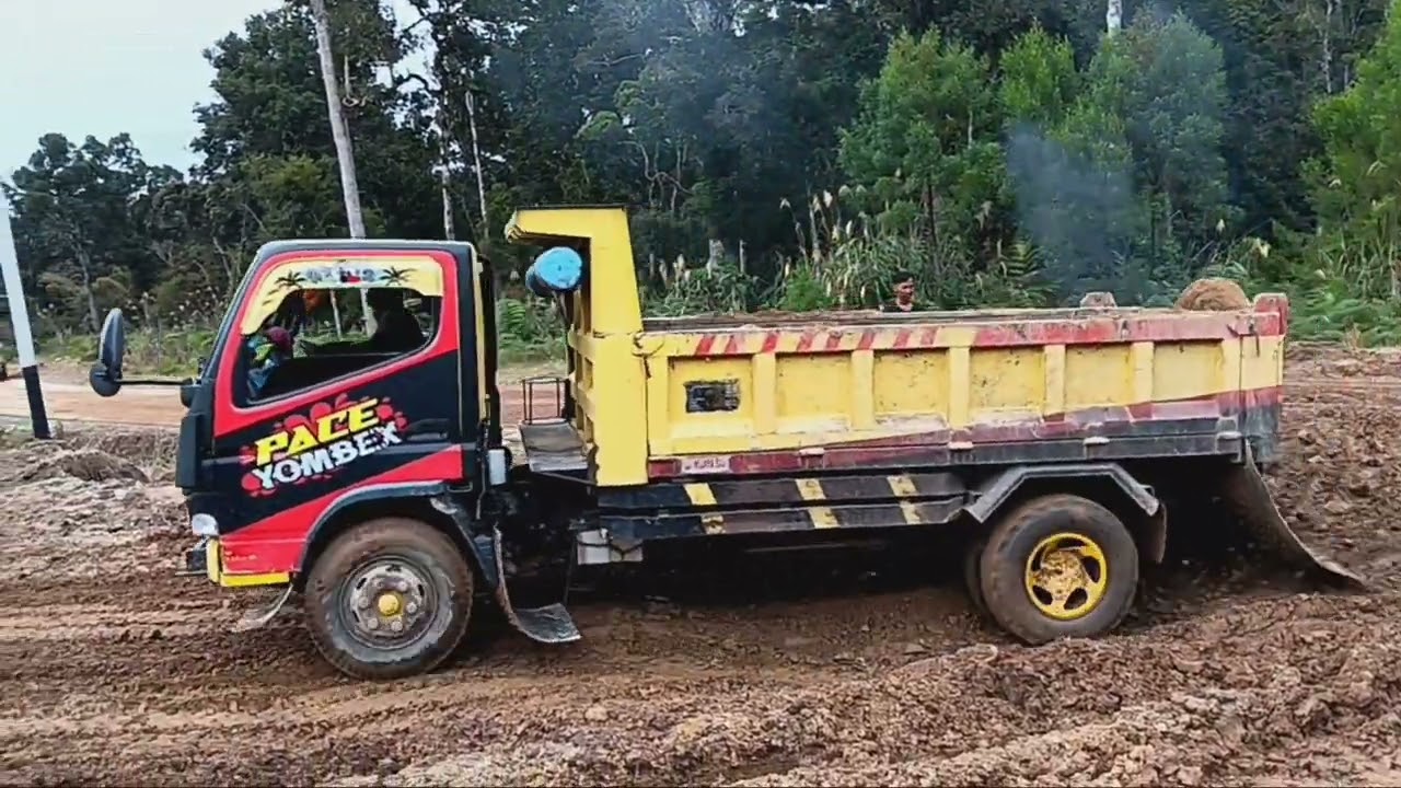 truk 6 rodah sangat kesulitan di jalanan yang licin _sampai truk terbang