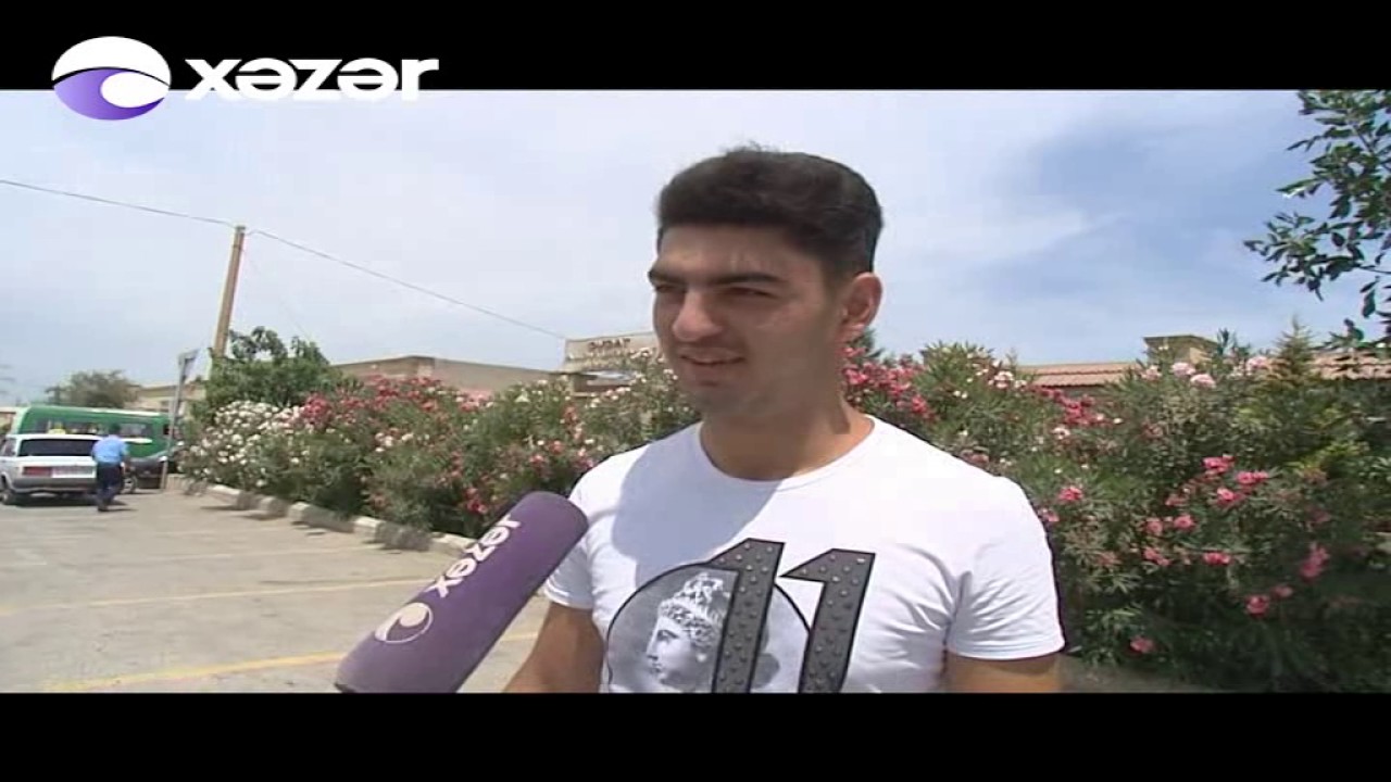 Piyadalar hərəkət hissəsindən ke&ccedil;irlər