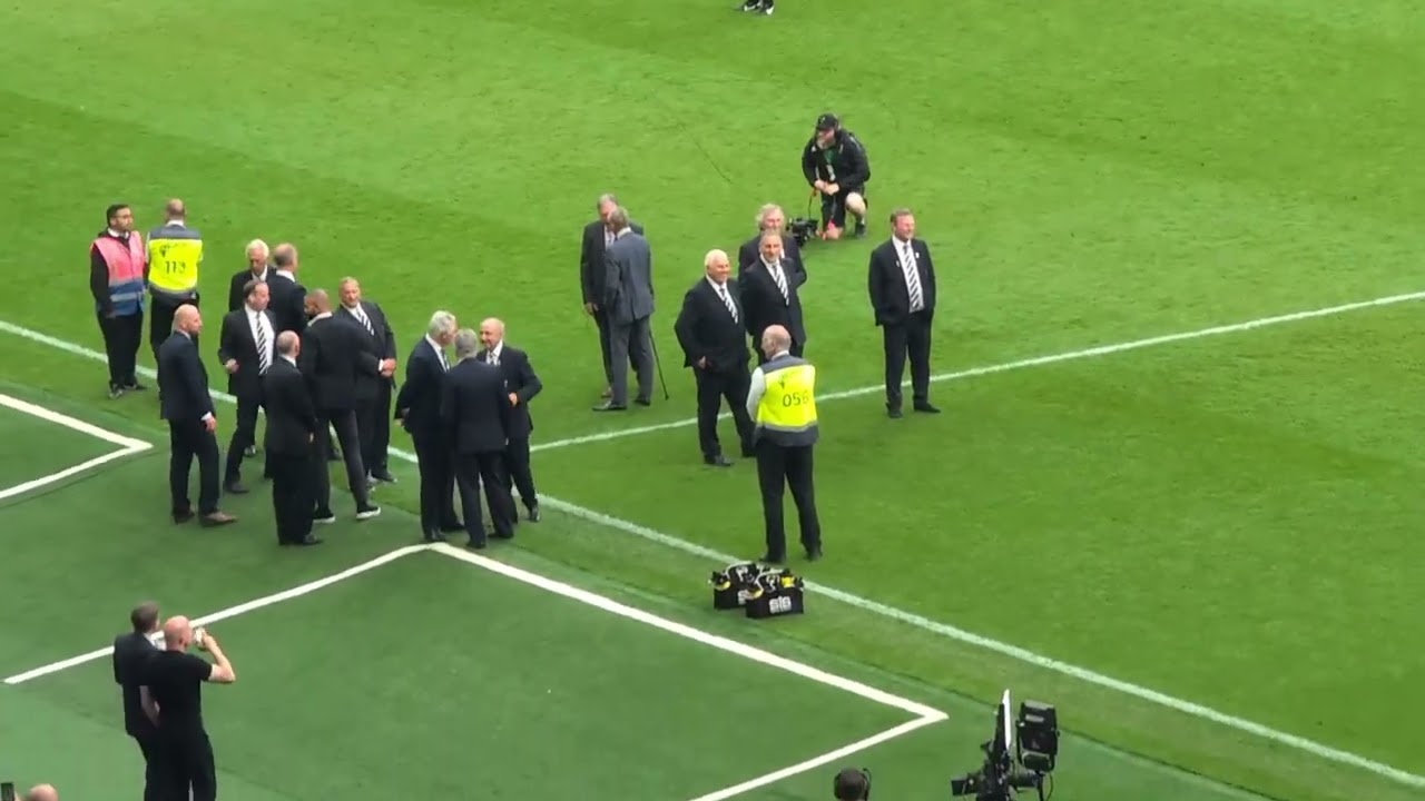 Tottenham Lap of honour with Europa League Trophy 🏆