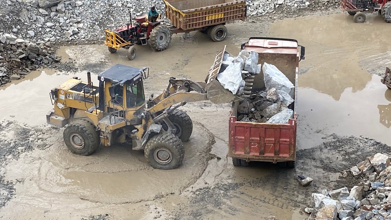 Caterpillar Loader Loading StonesCAT Machine Loading Stone🚜🔛
