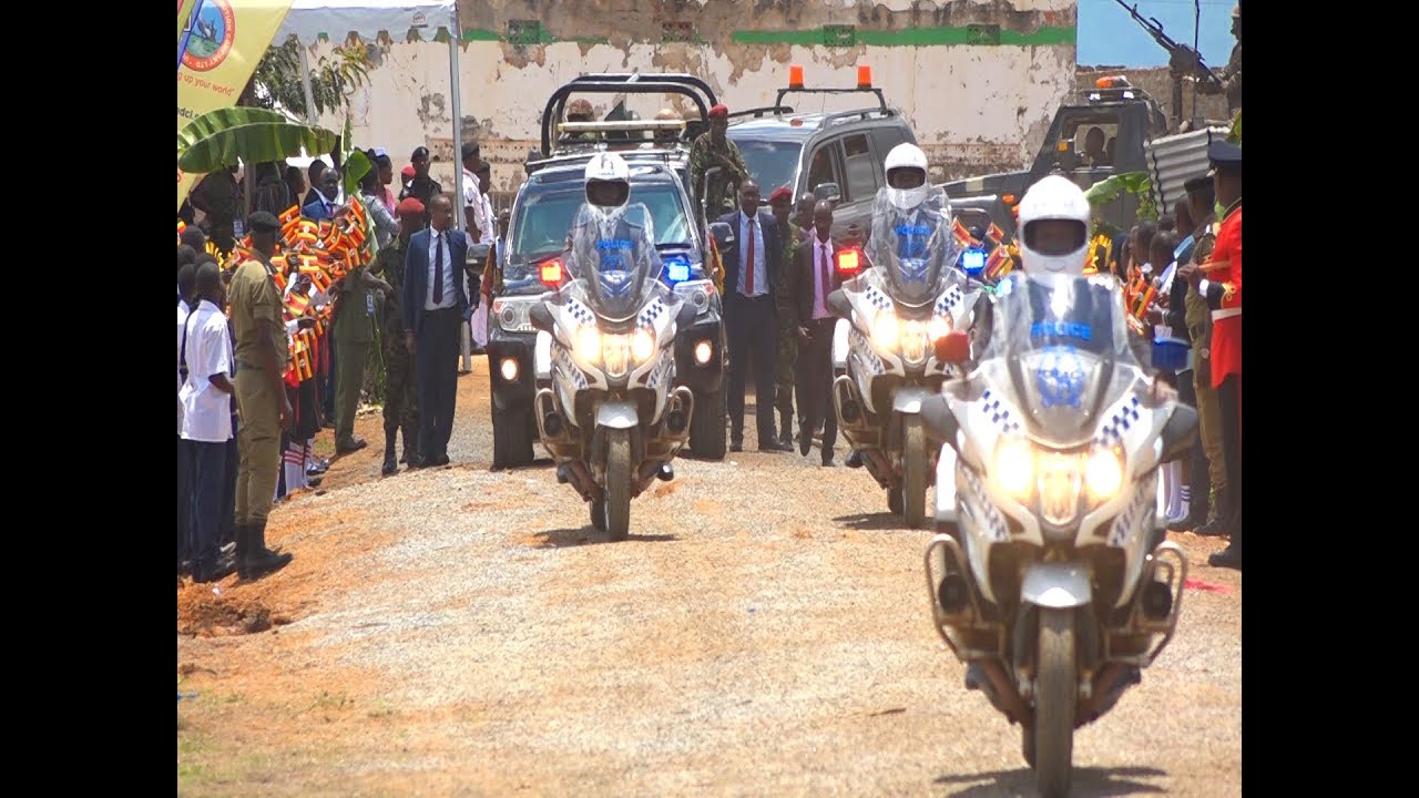 Traffic Officer STOPS Presidents Museveni & Mnangagwa's convoy at Uganda's Independence Day 2019