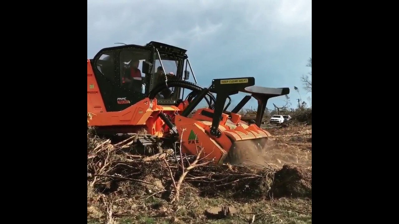 PrimeTech PT475 z mulczerem FAE 500/U  - samobieżny mulczer gąsienicowy przy rozdrabnianiu karpin