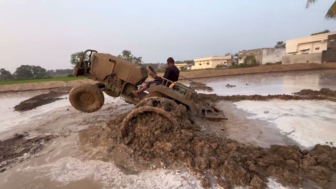 John Deere 5042 D stuck in mud 🚜