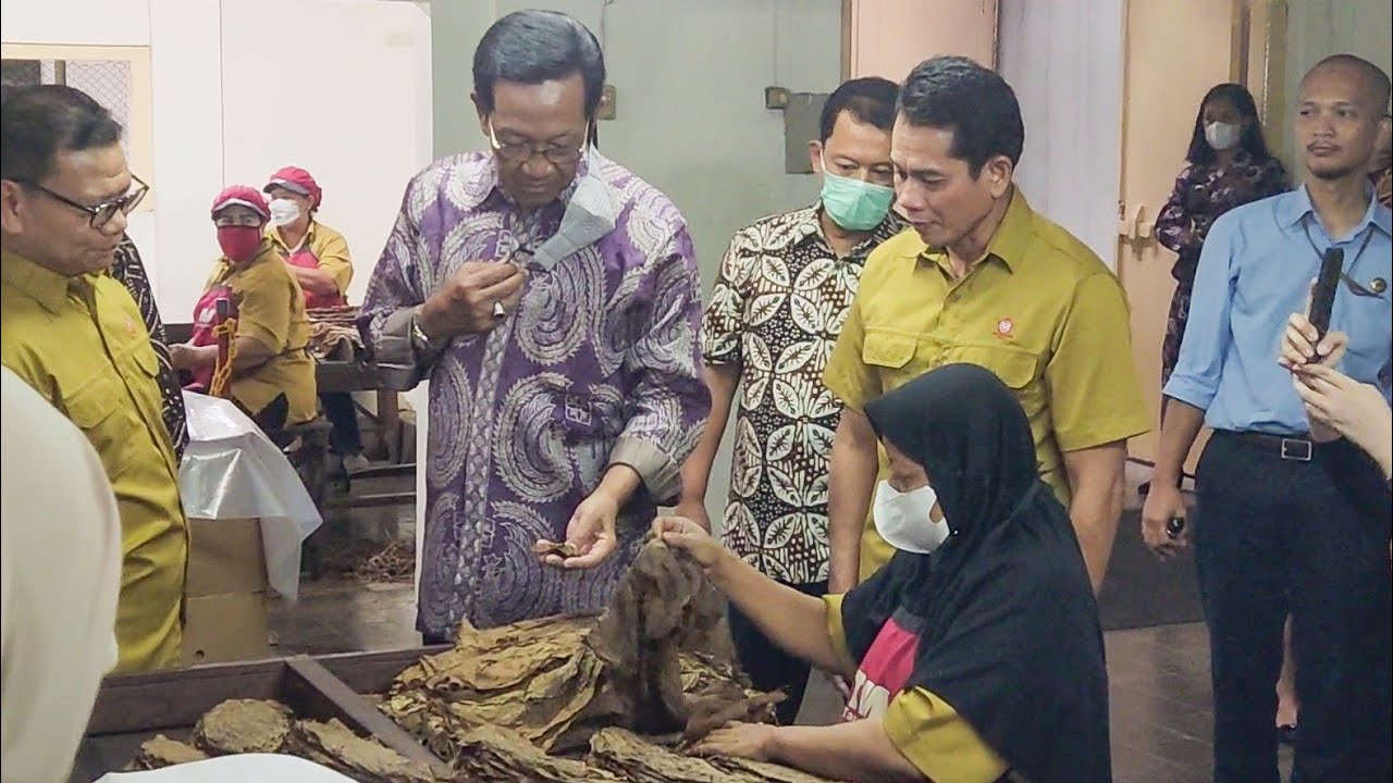 Kunjungan Raja Jogja ke Pabrik Cerutu Taru Martani