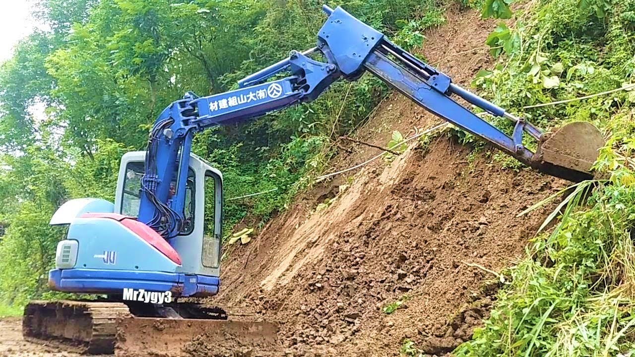Mini Excavator Clearing Landslide Komatsu PC75UU