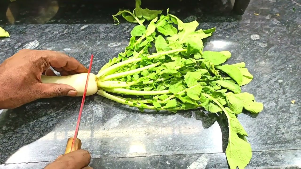 मुली के पत्तो की ऐसी जोरदार रेसिपी खा के उंगलिया ही नहीं प्लेट भी चाट चाट के खायेंगे लगेंगेMuliSabji