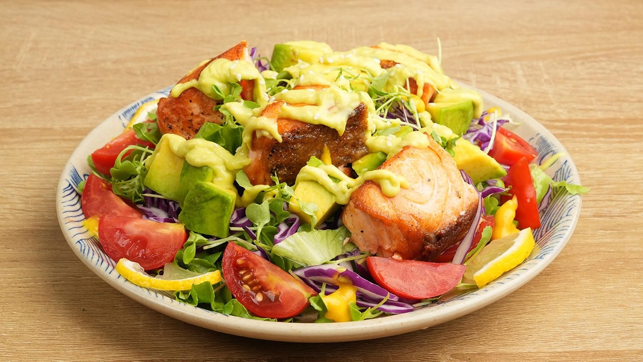 C&aacute;ch l&agrave;m SALAD C&Aacute; HỒI sốt bơ v&agrave; m&egrave; rang ngon đẹp dễ l&agrave;m | Cookbeo