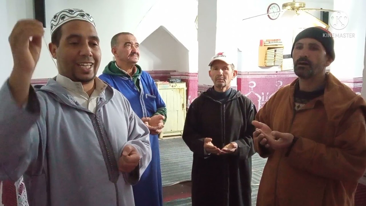 محسن جزاه الله خيرا يتكفل فراش مسجد تاشكنينت التابع لجماعة سيدي عبدالله أوسعيد إقليم تارودانت