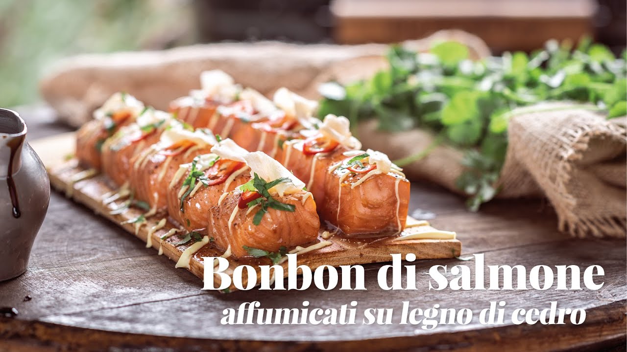 Bocconcini di salmone affumicato su panetto in cedro  con il Big Green Egg