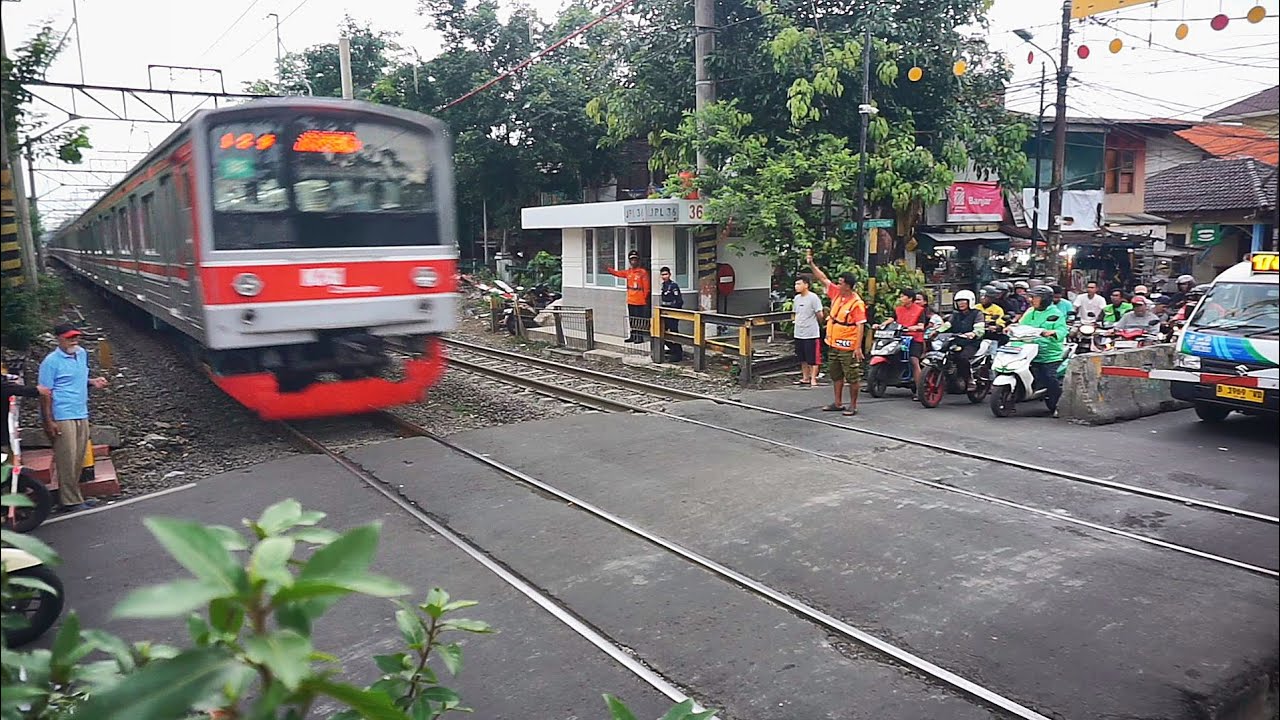 Kereta api panjang ngebut diperlintasan gang sentiong 