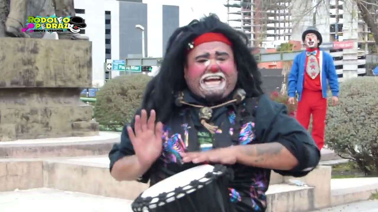 Show de los Payasos Cachito Bomba Loca & Kanita Estrella en la explanada de la Macroplaza