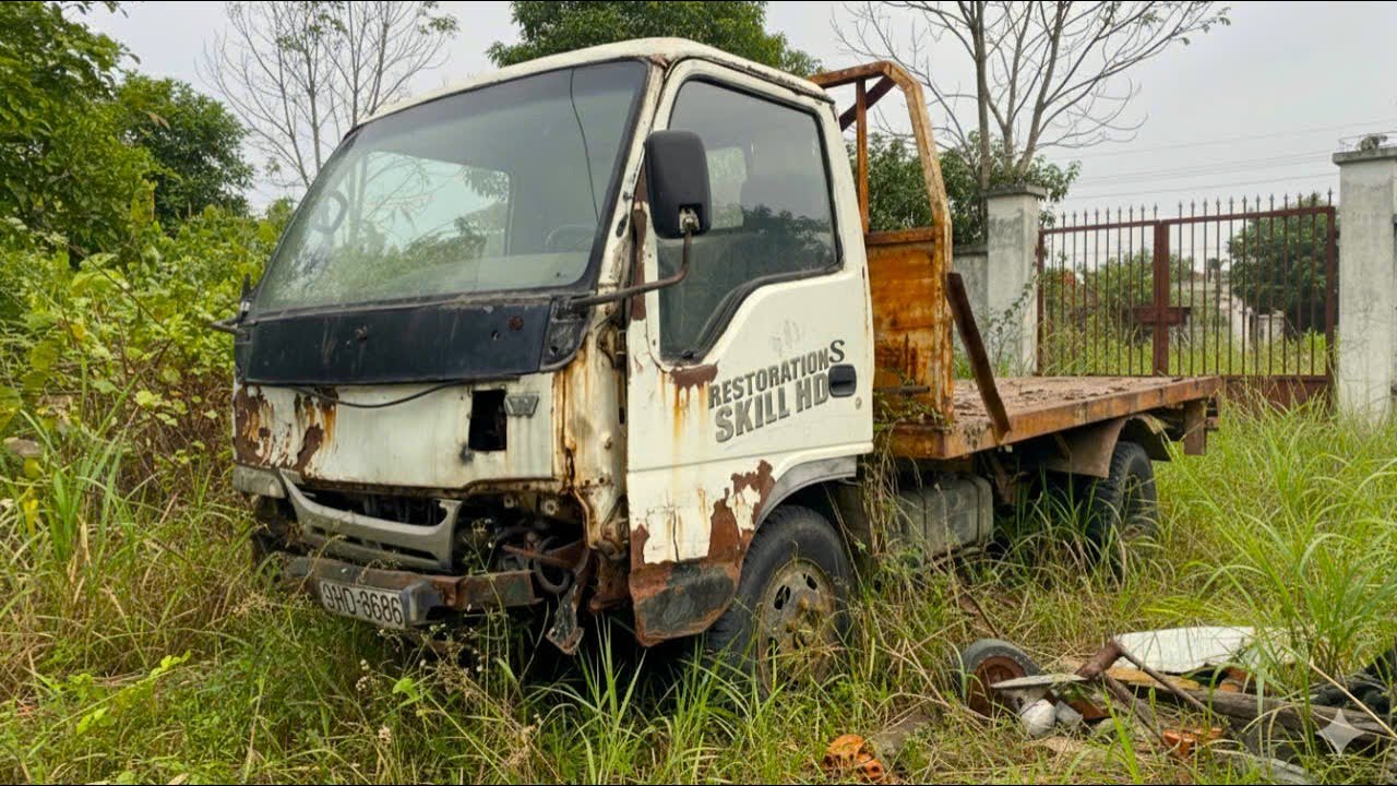 The Crashed Truck Abandoned for Years – I Got Paid $400 to Bring It Back to Life