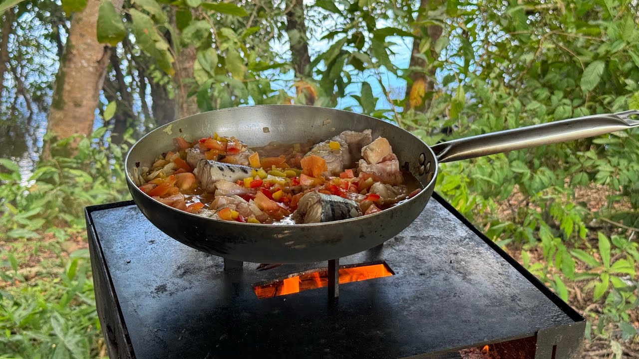 UMA PESCARIA VARIADA COM UM PEIXE AO MOLHO, INIGUALÁVEL.