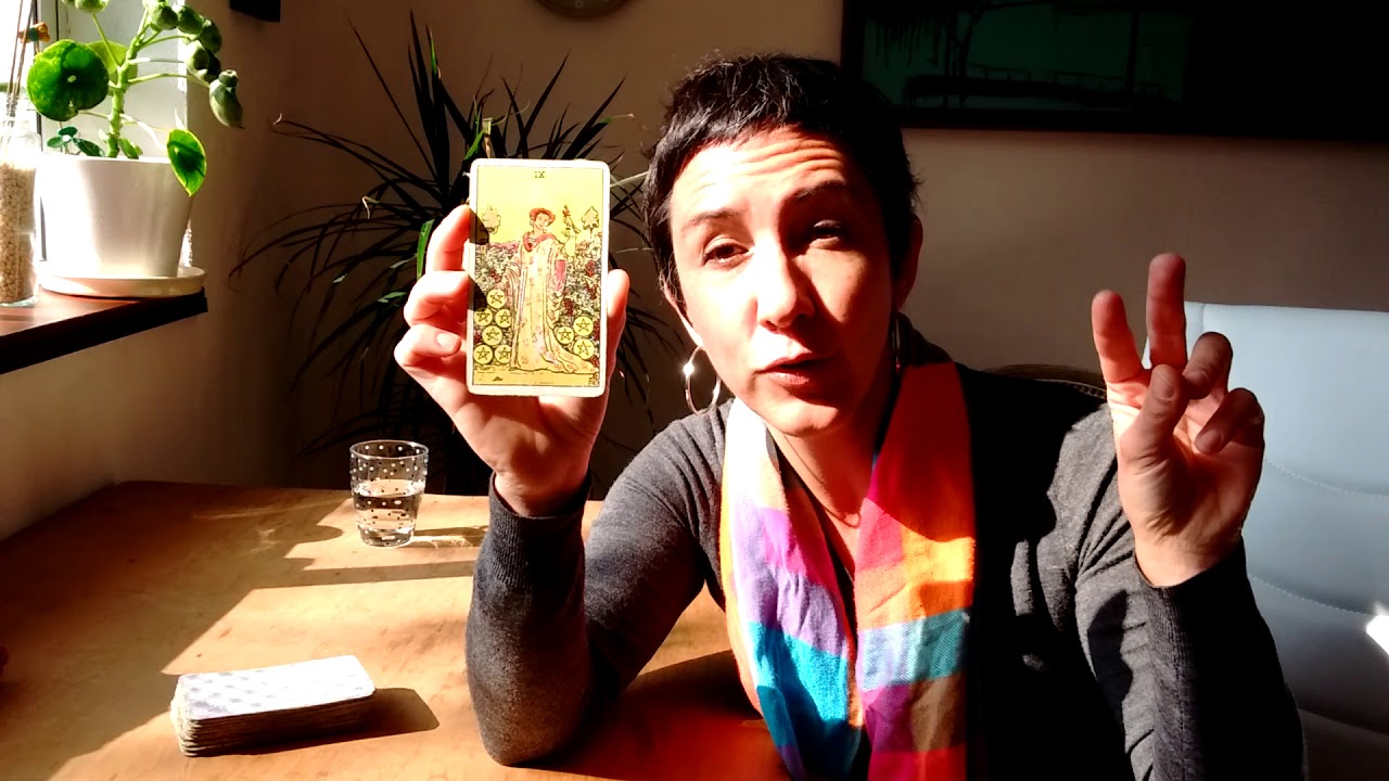 El Nueve de Oros invertido como carta guía en el Tarot