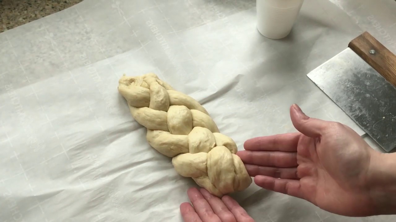 хала, сплетенная из 4 прядей