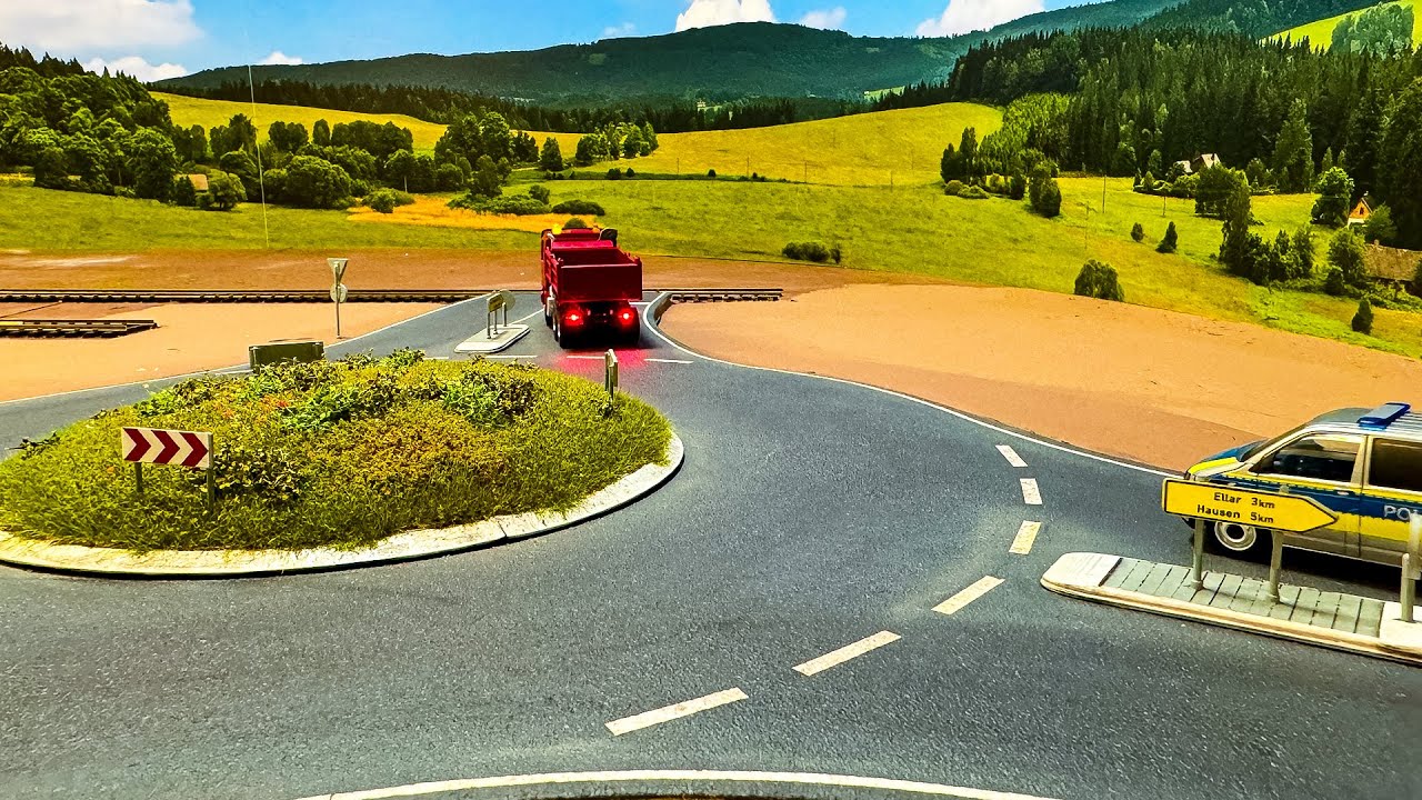 It's going GREEN! 🌳🍀 The finale at the traffic circle | CarMotion | H0 model railroad - Ep. 22