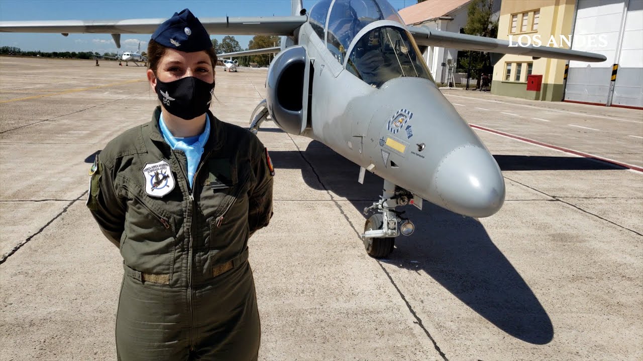 La “Capitana Marvel” recibió su diploma en Mendoza y es la primera piloto de combate de la Argentina
