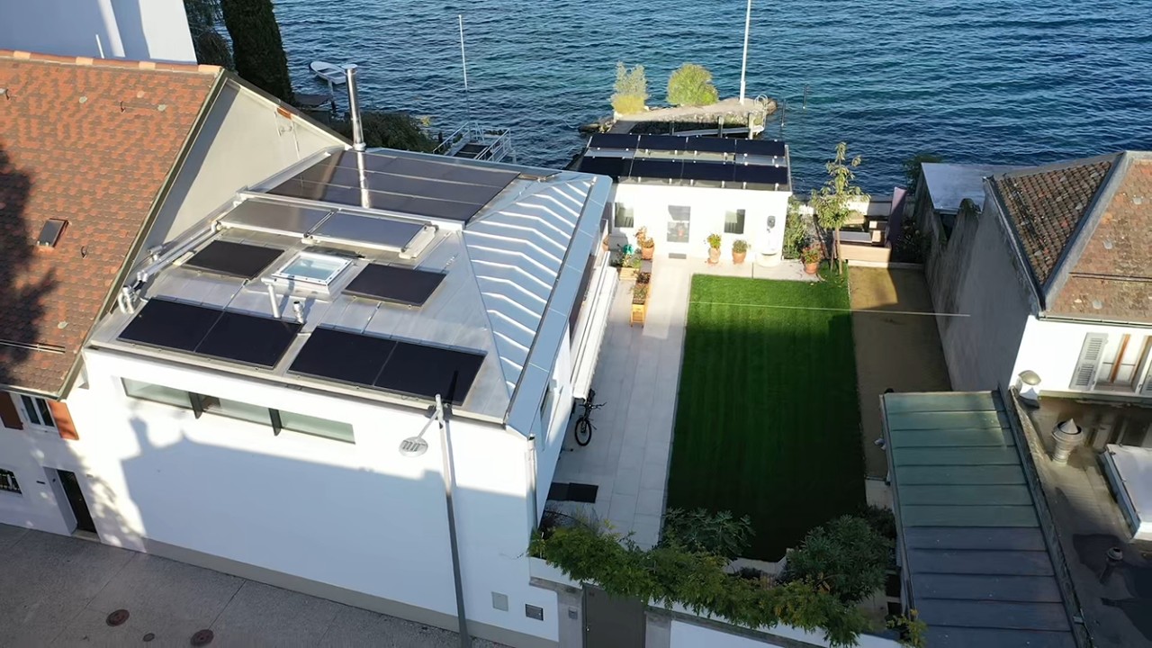 Installation photovoltaïque sur deux toitures au bord du Lac Léman