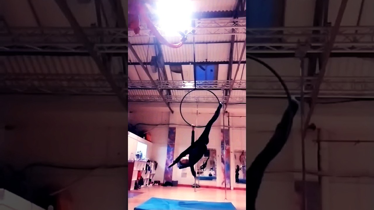 18 th Aerial hoop beginner sesh : first attempt DROP !  splits : Coffin pose