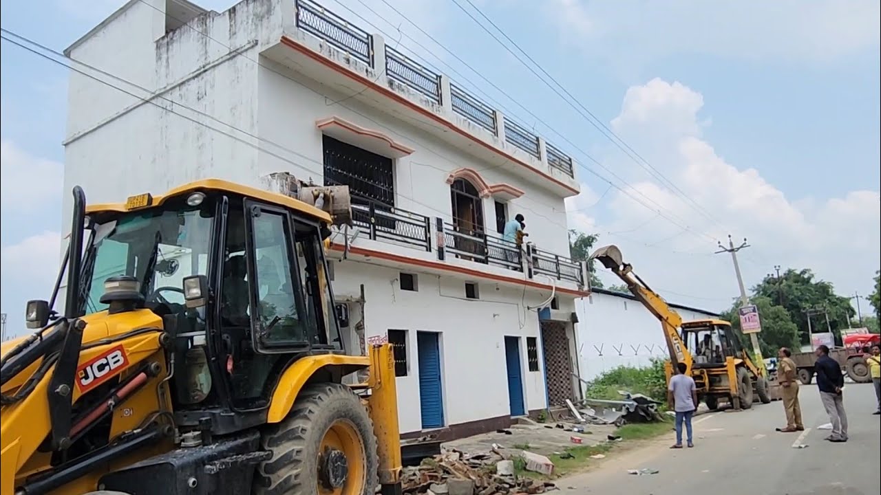 Gonda का चर्चित भू-माफिया बृजेश अवस्थी के घर पर चल रहा बुलडोजर..