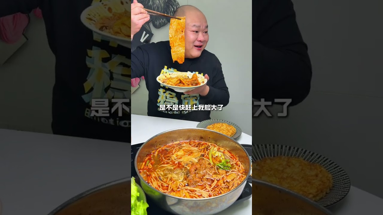 屋外寒风嗖嗖的刮 屋里螺蛳粉火锅嗦的笑哈哈