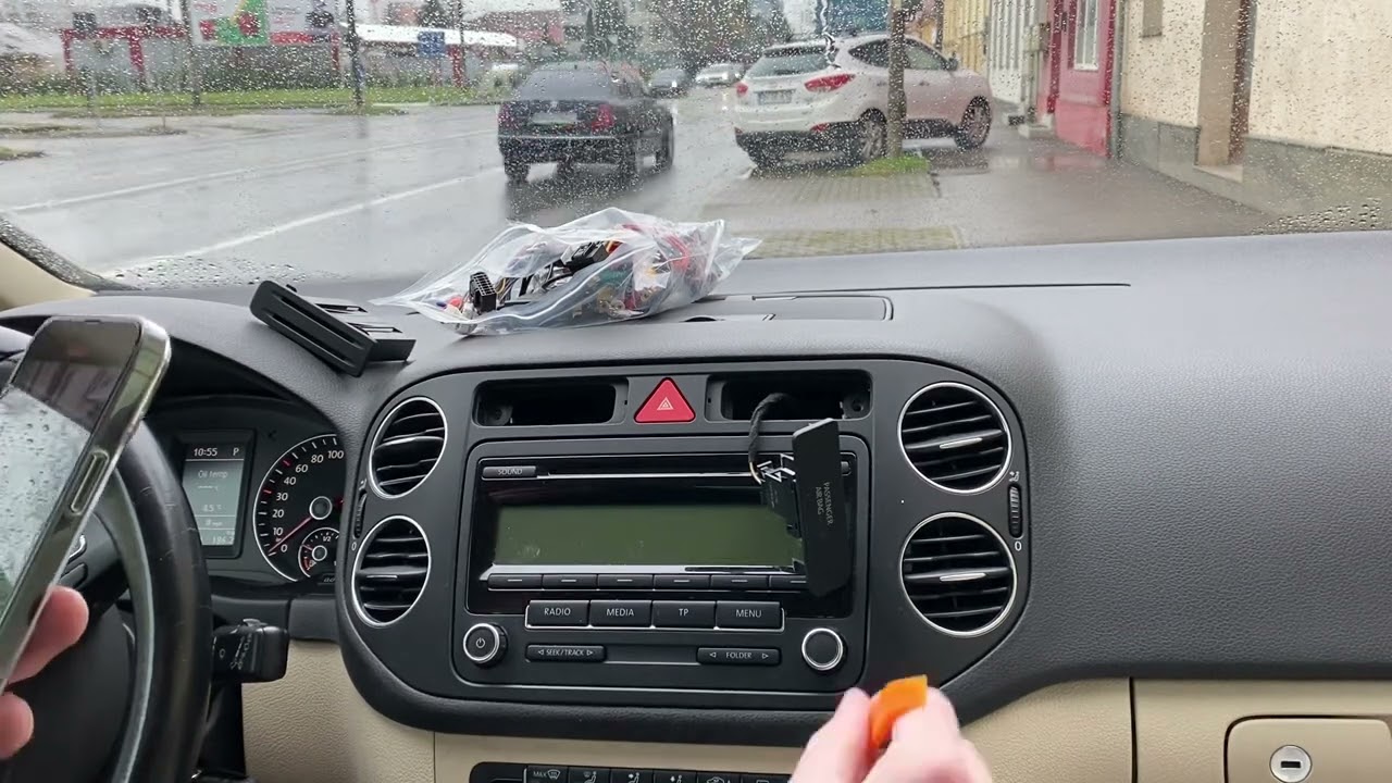 How to remove Volkswagen Tiguan original radio headunit / Demontare radio original Volkswagen Tiguan
