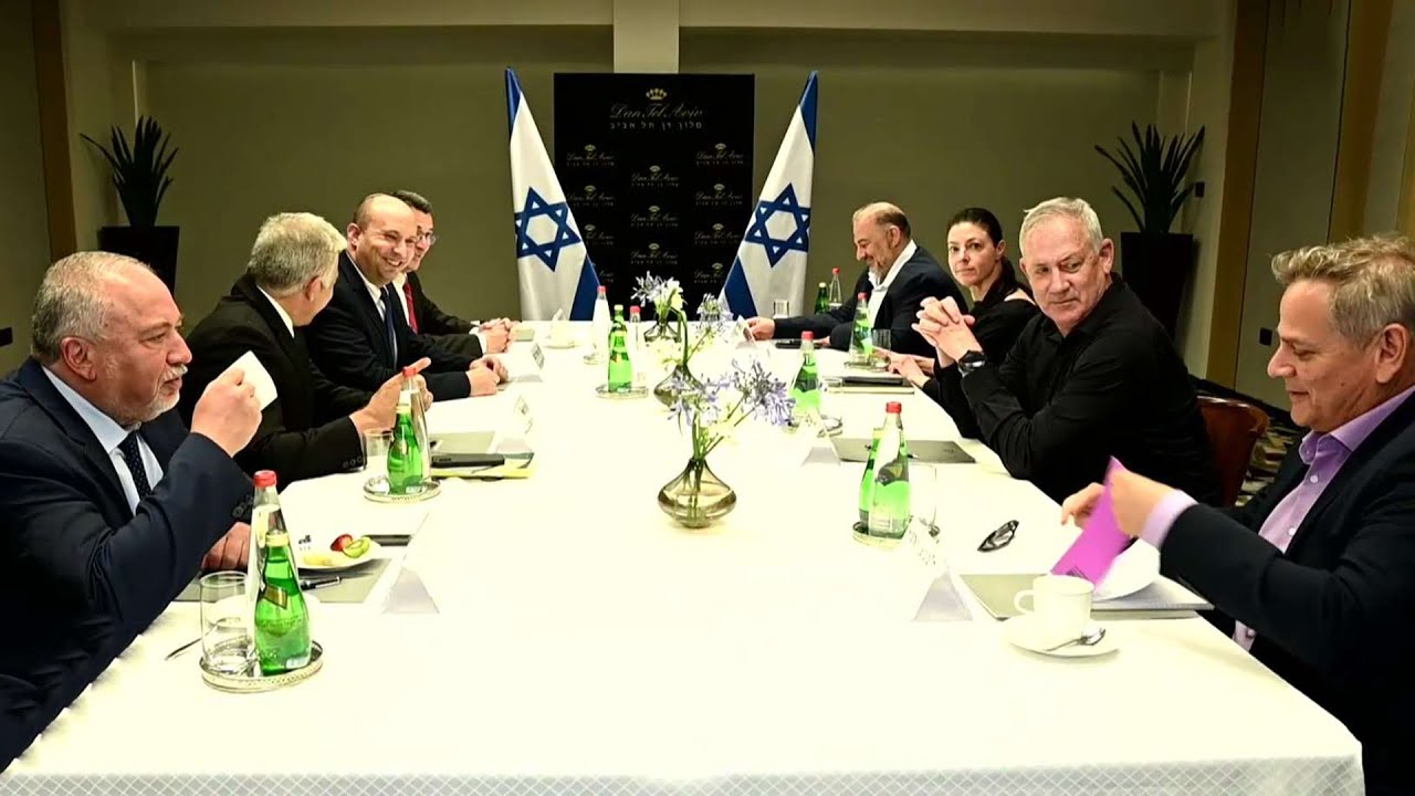 איומים וחיוכים: ראשי מפלגות ממשלת בנט-לפיד סביב שולחן אחד