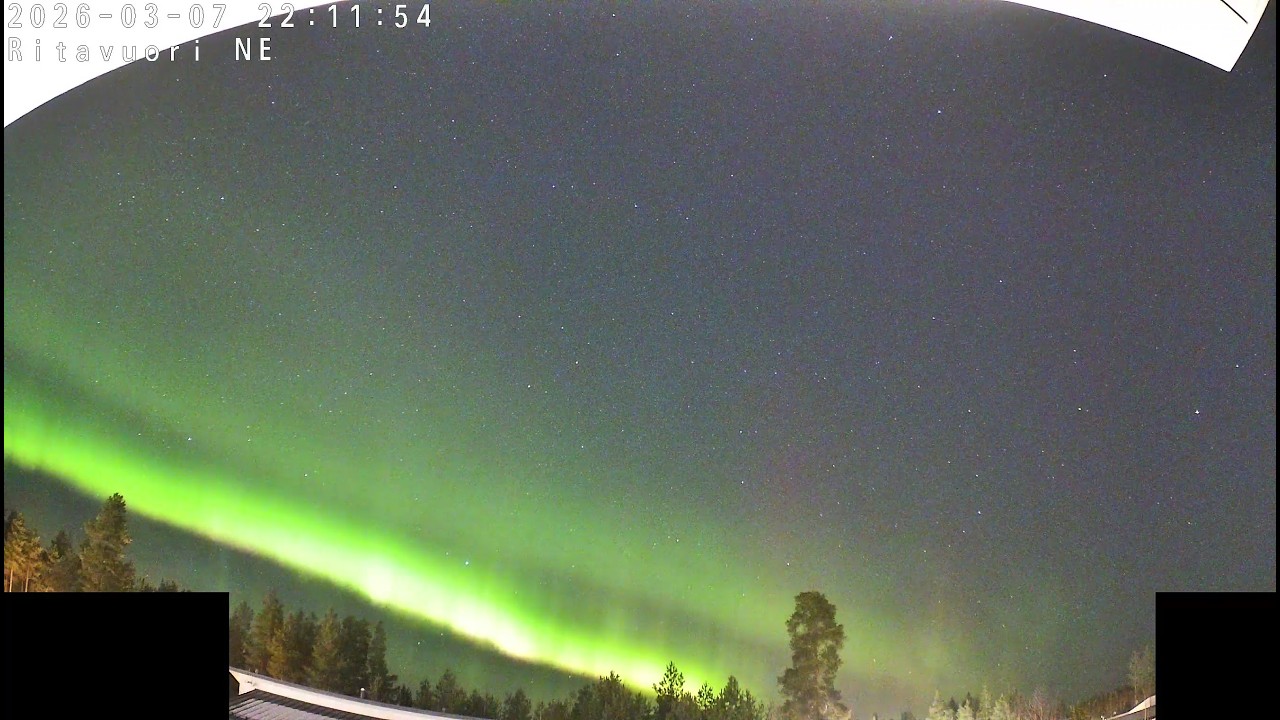 An auroral arc that occasionally flares up very brightly