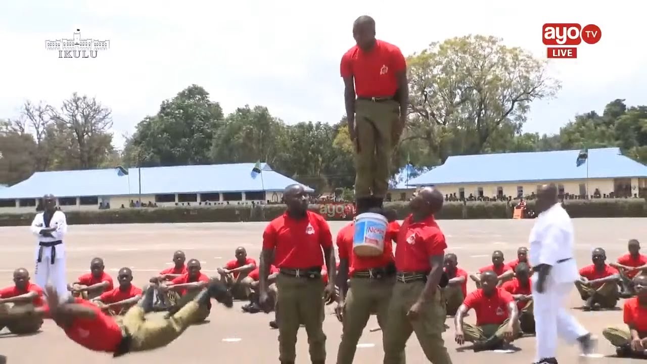 ASKARI ASIMAMA KWENYE NDOO YA KOKOTO YA KILOGRAM 35 ILIYOWEKWA KWENYE MENO