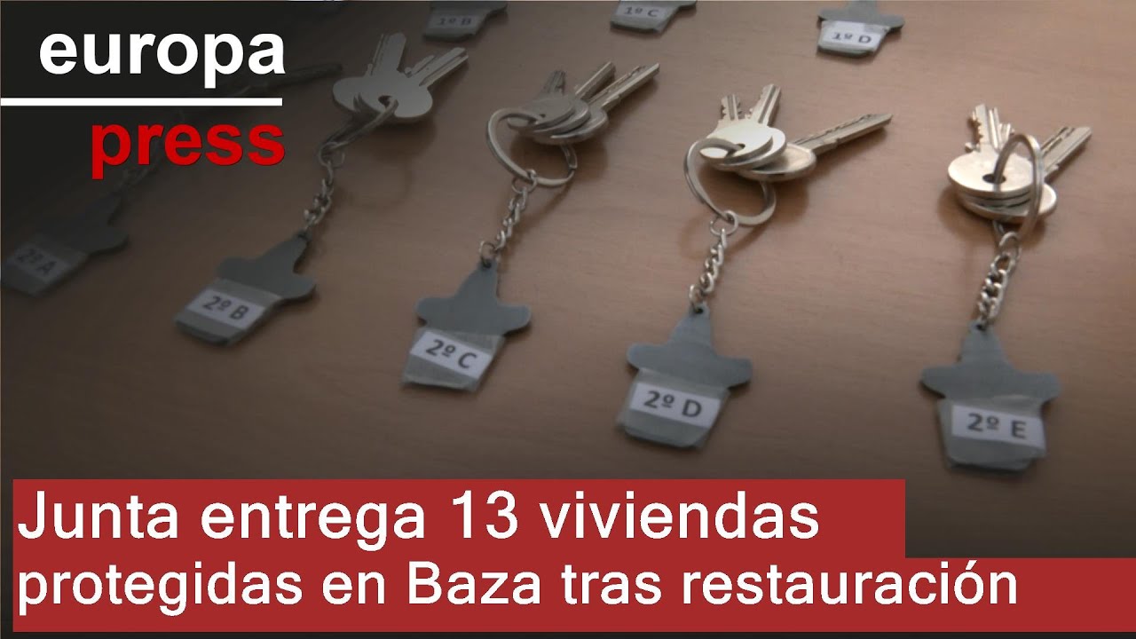 Trece vecinos de Baza reciben las llaves de sus viviendas en régimen de alquiler social