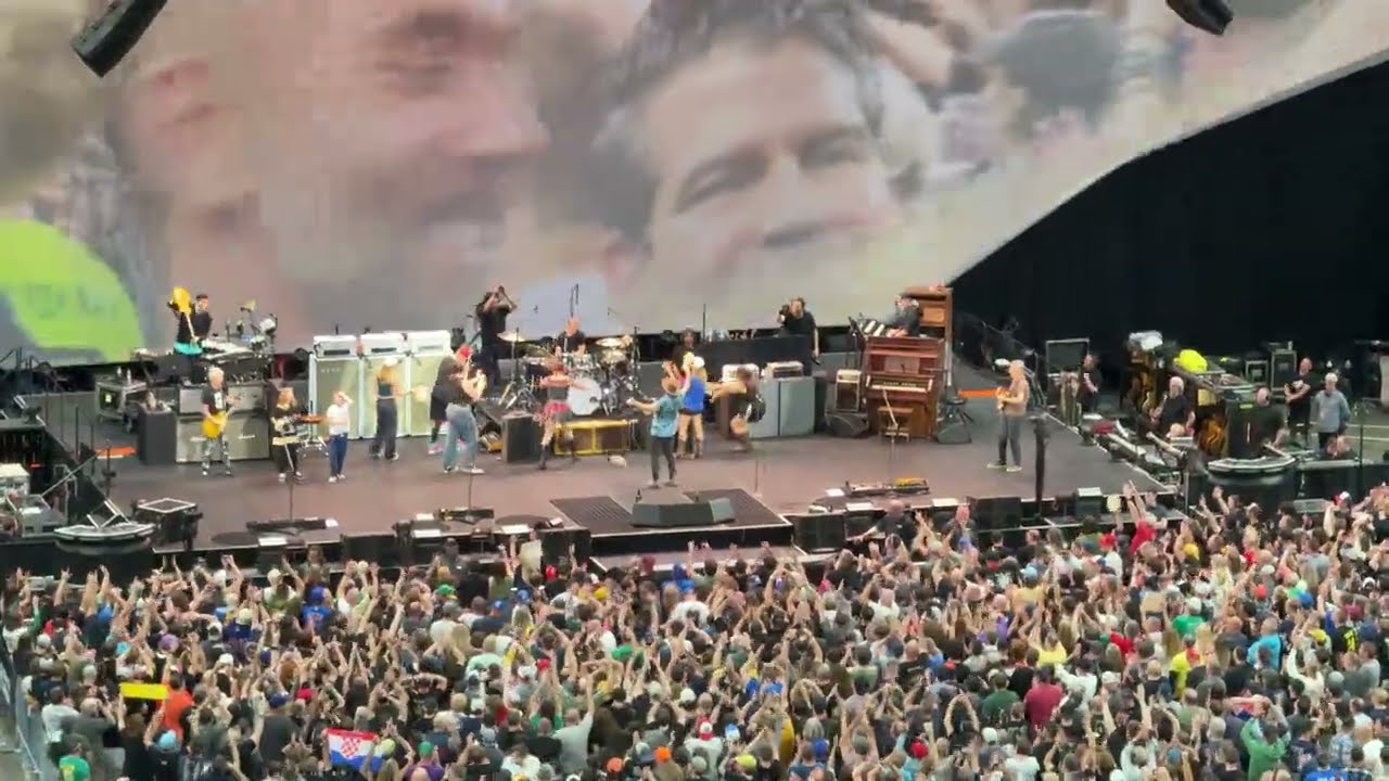 Pearl Jam - Rockin' In The Free World - PPG Paints Arena - Pittsburgh, PA -  May 18 2025
